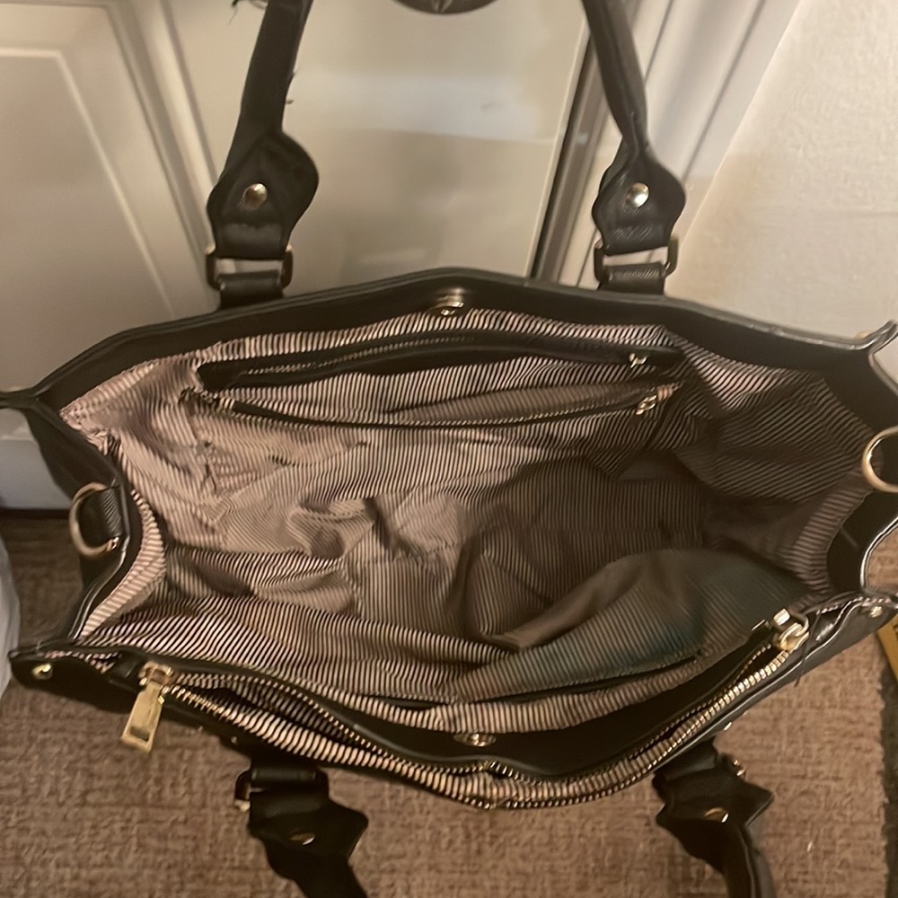 Used. Black fashion bag with inside pockets and button to close. Black pleather - Picture 4 of 4